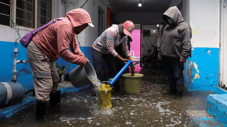 Мексиканци остават без домове след тежки наводнения (СНИМКИ)