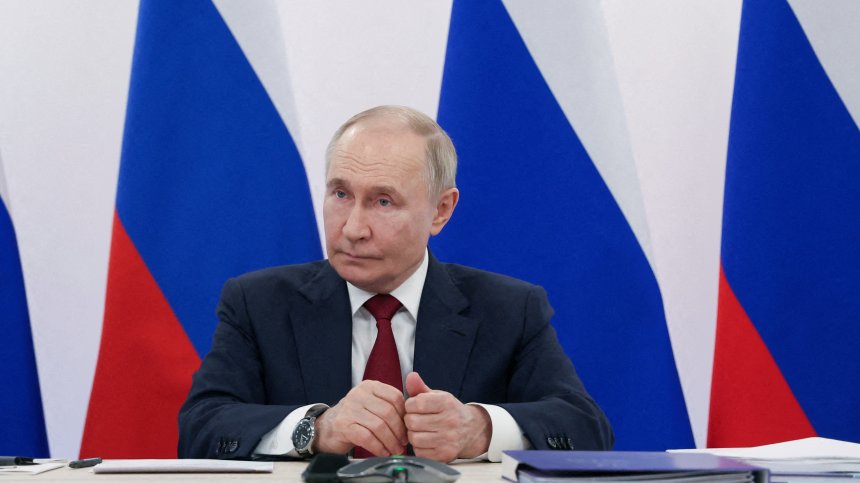 Путин с подута и възпалена ръка - нови слухове за тежко заболяване