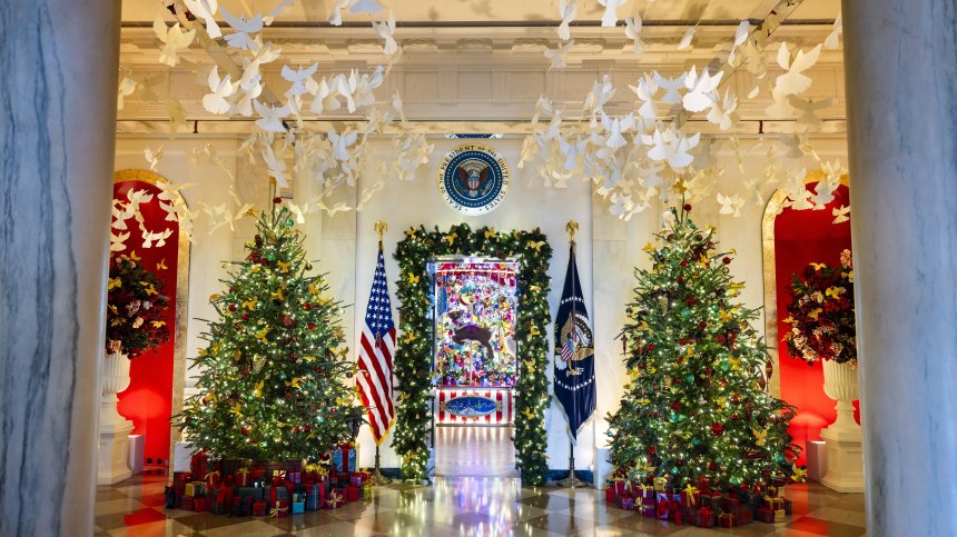 83 коледни елхи грейнаха в Белия дом