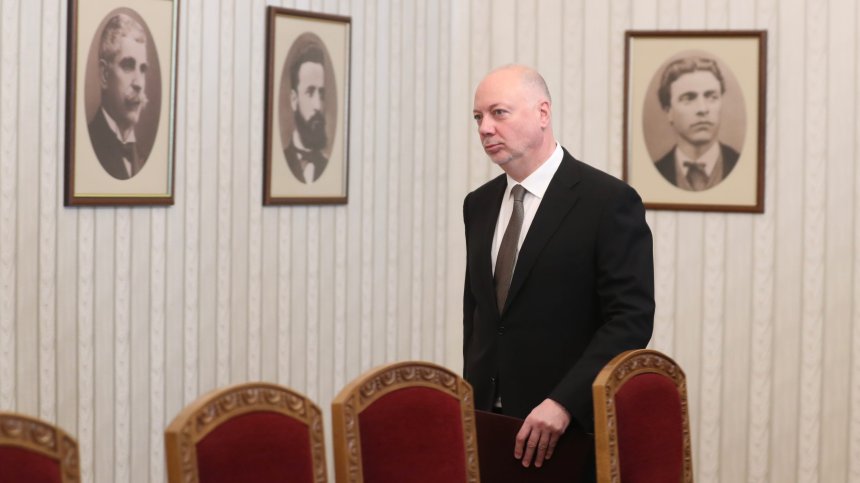 Политическата рулетка се завърта: Желязков върна мандата - какво следва?