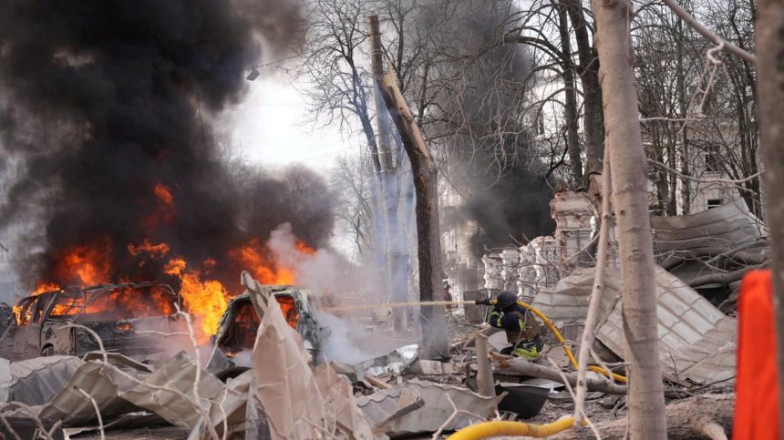 След ракетите в Суми: Убити по улиците, горящи коли, порутени сгради (СНИМКИ)