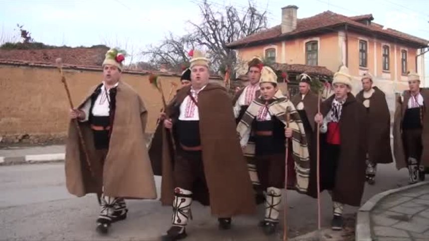 Коледари повдигат духа по време на пандемия в с. Климент