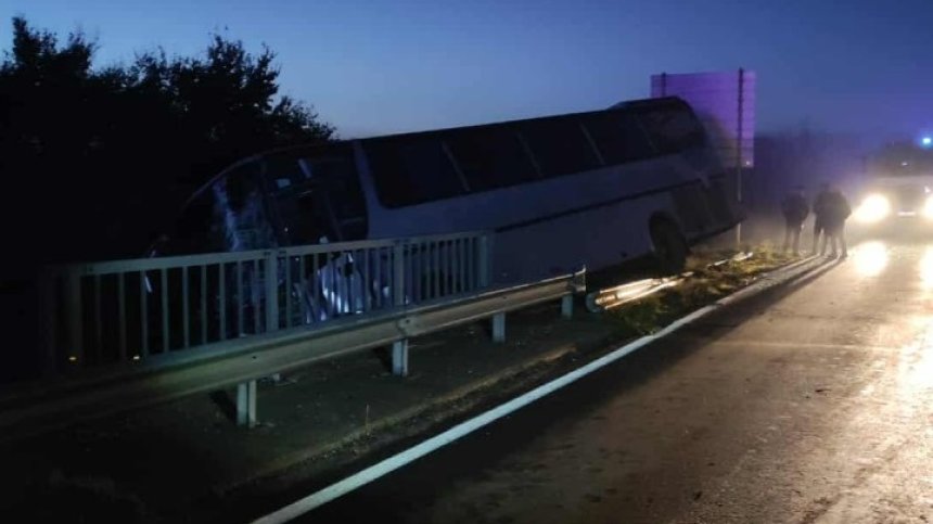 Камион избута над пропаст автобус с работници от "Марица Изток"