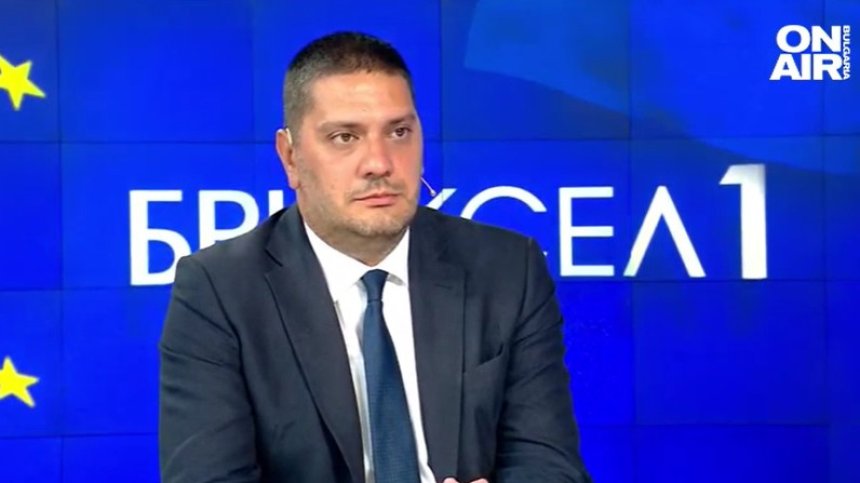 Гаджев: Русия използва касетъчни боеприпаси от началото на войната, това е опасно въоръжение
