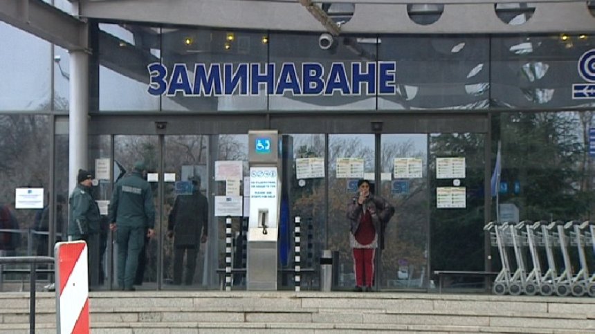 Под блокада: Отменени полети и хаос заради новия щам на Ковид