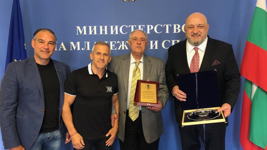 Кралев награди Никола Проданов за приноса му в спортната гимнастика