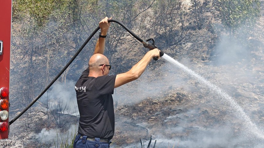 Арестуваха пироман за пожара край Български извор, изпепелил сгради и коли