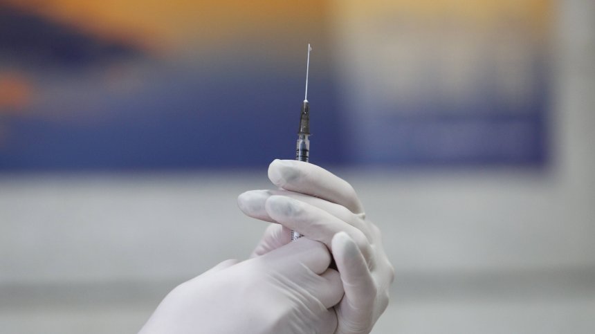 AstraZeneca е безопасна, рискът от тромбози ще бъде вписан като страничен ефект