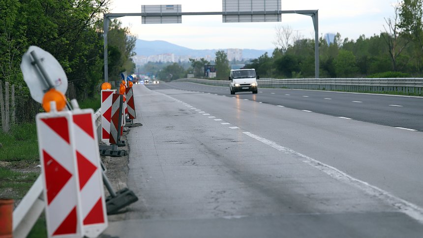 Пътят Русе-Плевен е затворен заради преобърнал се товарен автомобил