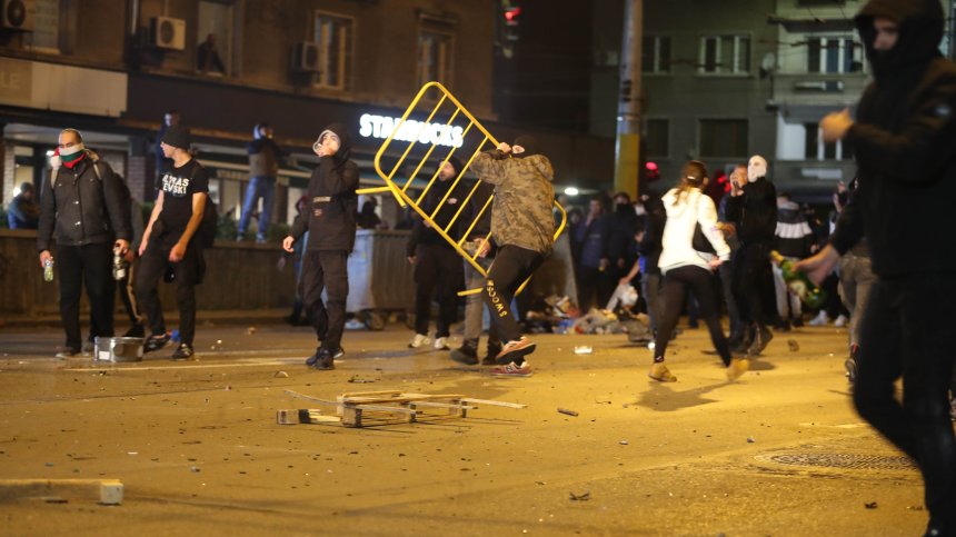 Големи са щетите след вчерашния протест, цяла нощ почистваха центъра на София (+СНИМКИ)