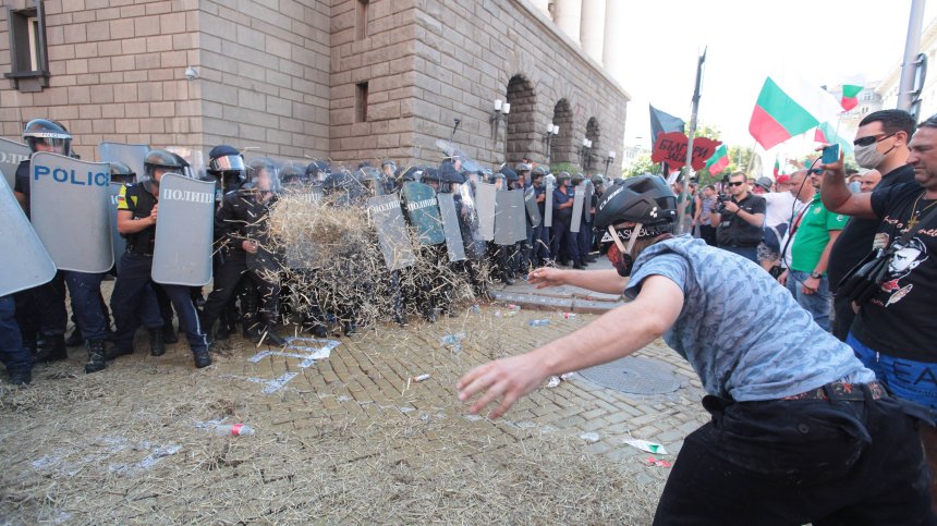 Сблъсъци и арести: 16 хоспитализирани полицаи и протестиращи в София