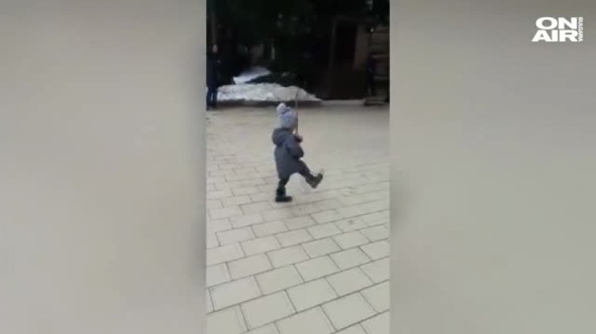 Изумителен малък гвардеец се превърна в тотален хит