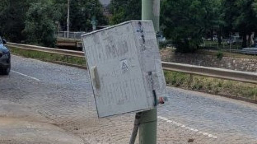 Столичани търсят собственика на старо неподдържано електрическо табло