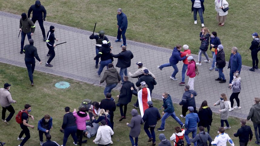 Сблъсъци на протеста в Минск, арестуваха над 40 журналисти