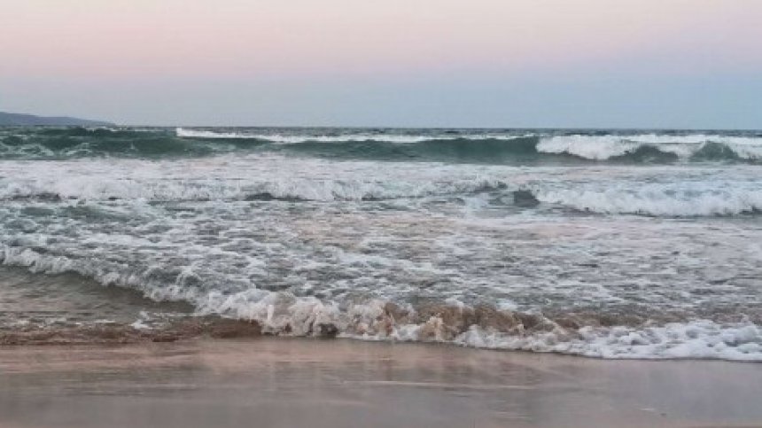 Слаб дъжд по Черноморието, вълните на юг стигат до 3 м