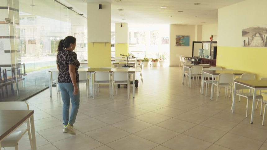 Денят започна без закуска за украинците по Черноморието, хотелиерите вече ги гонят