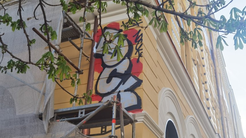 След ремонта: Вандали надраскаха фасадата на Богословския факултет в София