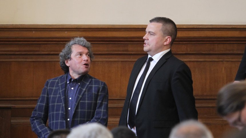 Нова червена линия: Партньорите се сдърпаха за местата в комисиите