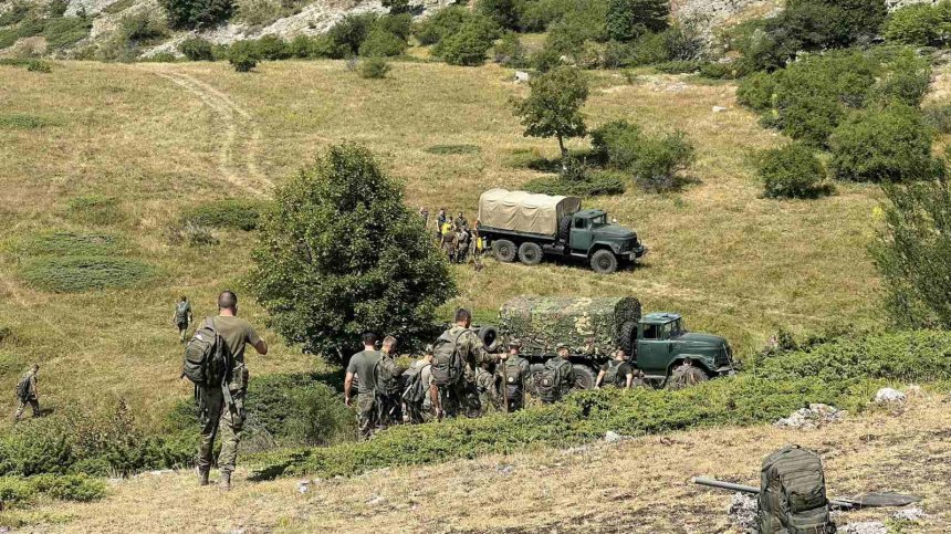 Военнослужещи на фронта срещу пожарите: 9 дни, над 1500 т. вода