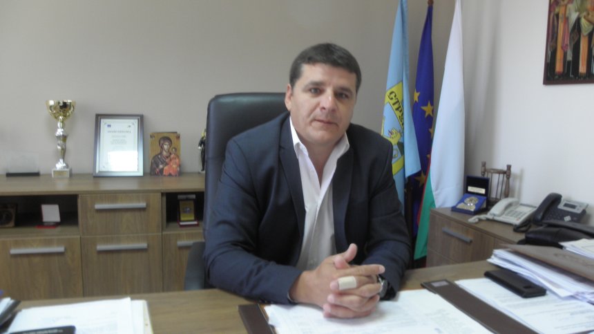 Мъж нападна с брадва кмета на Струмяни, от години тормози жителите
