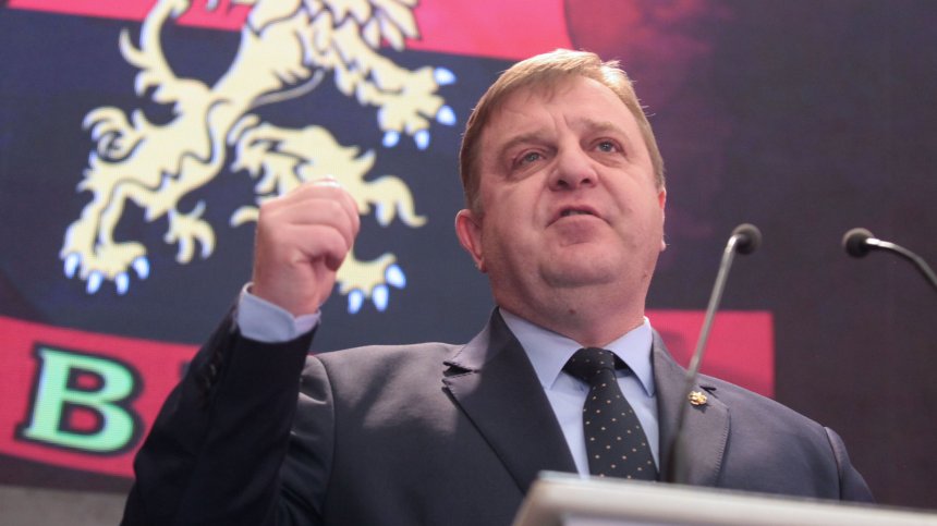 Потници, чорапи, зимни гуми... Каракачанов с култов коментар на обвиненията към МО
