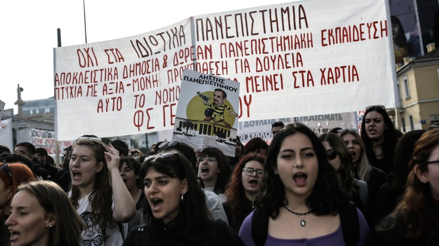 Бой кой да води протеста: Осем души пострадаха при сблъсъци между студенти в Атина