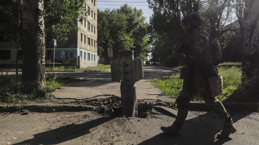 Руските сили взривяват мостове до Северодонецк, за да спрат украинските подкрепления
