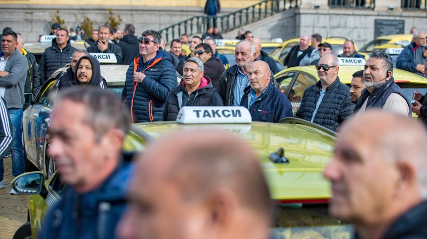 Гневни таксиметрови шофьори заляха улиците на страната (СНИМКИ)