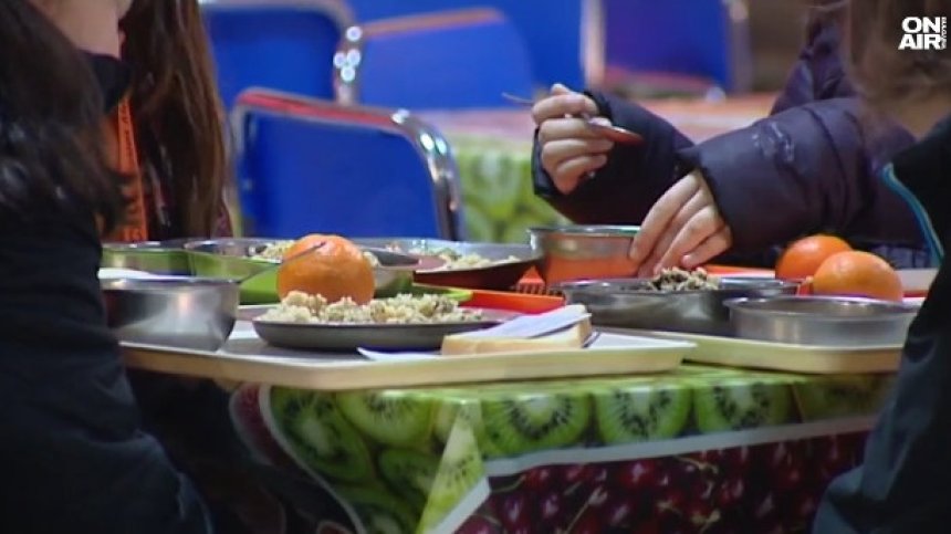 Без пържени картофки и мекици в училище - с промени в менюто борят затлъстяването