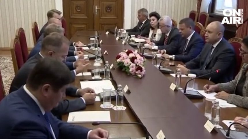 Радев на среща с "Лукойл": Цените ви определят инфлацията и икономиката ни