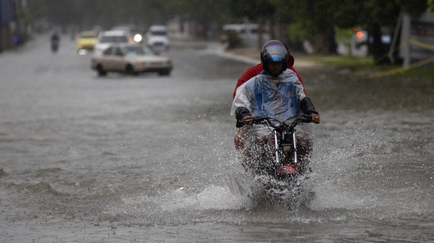 Бурята "Мелиса" връхлетя Доминиканската република (СНИМКИ)
