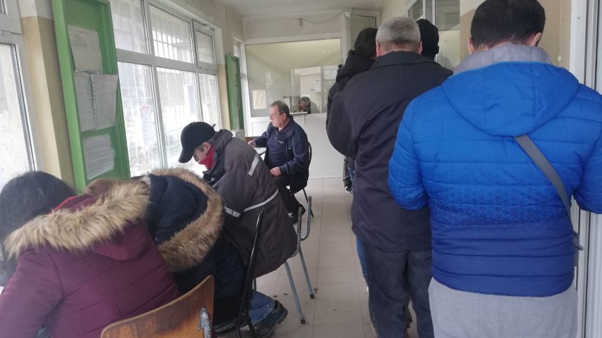 Стотици чакаха на опашки за издаване на лични документи