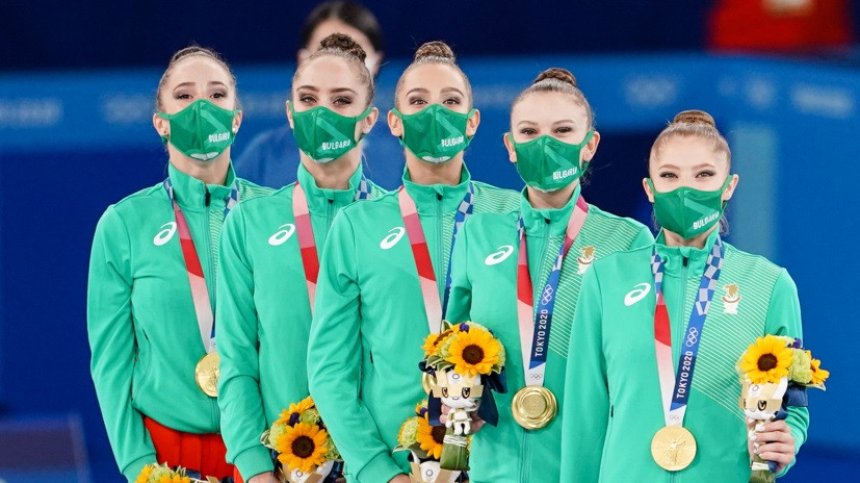 Златните момичета от ансамбъла по художествена гимнастика се прибират на родна земя