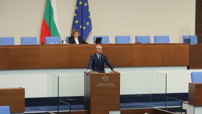 "Лумпени", "шизофреници", "ваксинирани антиваксъри"... Залп по "Възраждане" в НС
