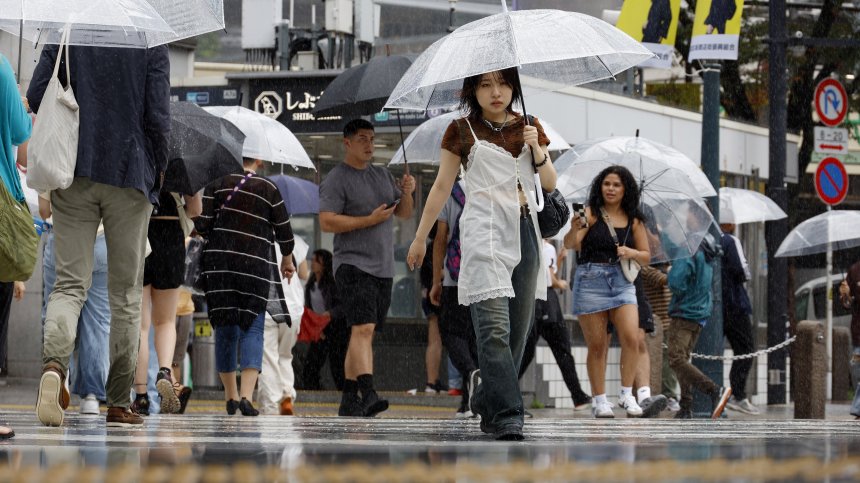 Проливни дъждове блокираха жп транспорта и отмениха полети в Токио