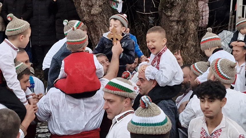 Традициите са живи - с вино с черен пипер загряха за мъжкото хоро в Тунджа