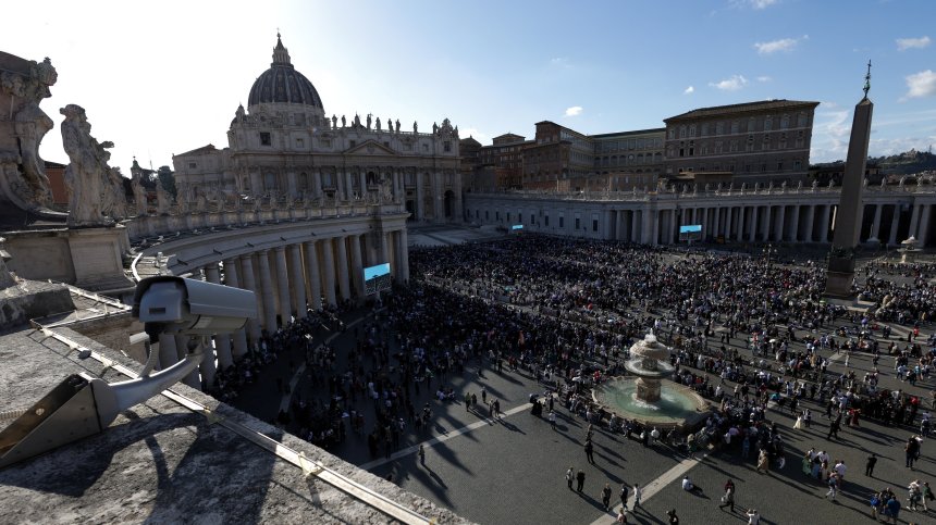 НА ЖИВО от Ватикана: Светът очаква да види новия папа (ВИДЕО)