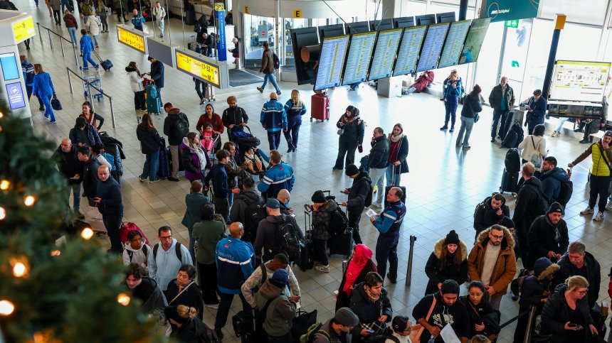 Сняг и лед парализираха Европа: Летище в Амстердам отмени стотици полети