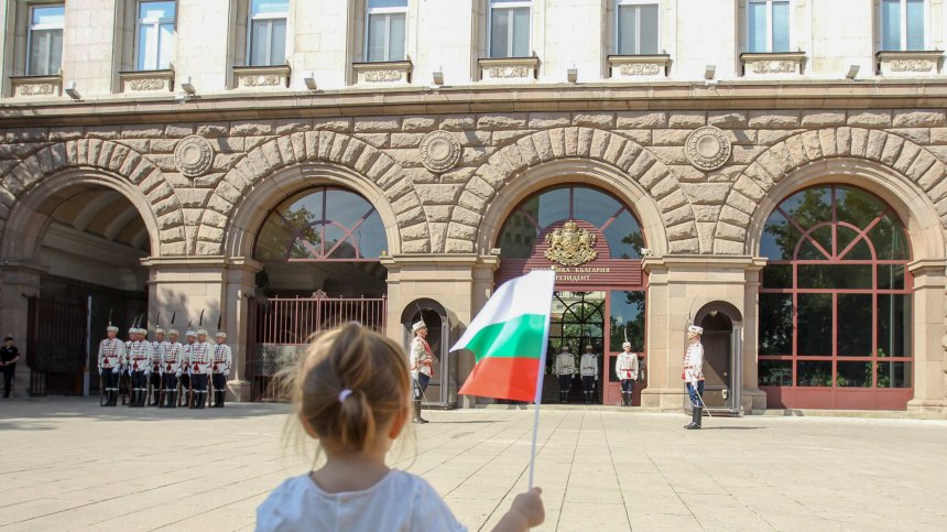 КЗК проверява президентството заради медицинско оборудване от "Българската Коледа"