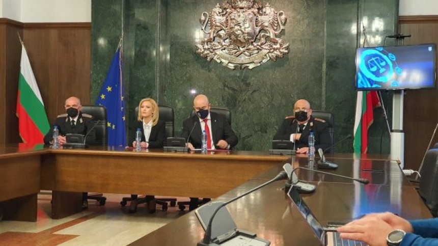 Постоянен арест за обвинените за шпионаж в полза на Русия