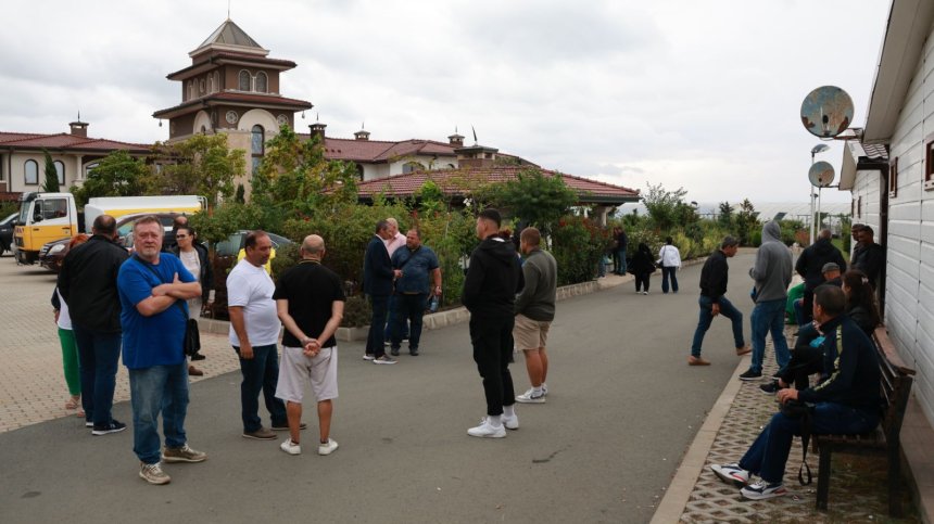 Автобуси докараха привърженици на Ахмед Доган пред сараите в Росенец