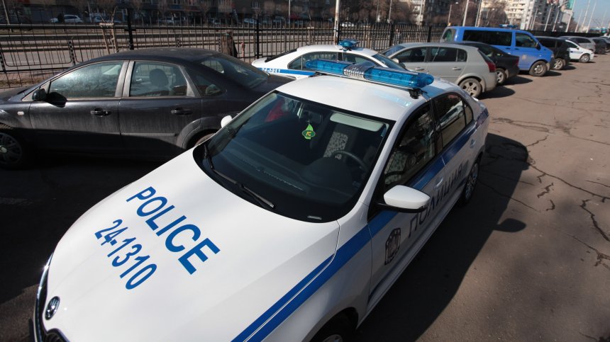 Оказват помощ на хванатите мигранти край Драгоман, спипаха ученик да превозва 57 мъже в бус