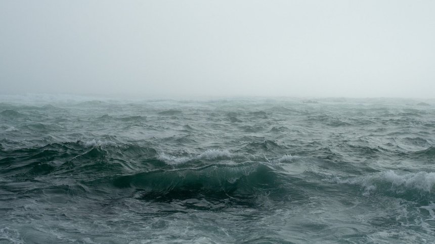 Буря в Черно море потопи турски товарен кораб с 12 души екипаж