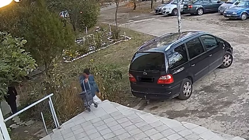 Изключителна наглост! Мъж открадна портмоне на възрастна жена, докато уж ѝ помага (+ВИДЕО)