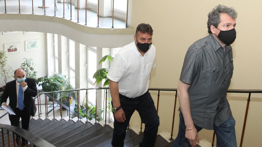 "Има такъв народ": Джипката падна в дерето, идва демокрацията!