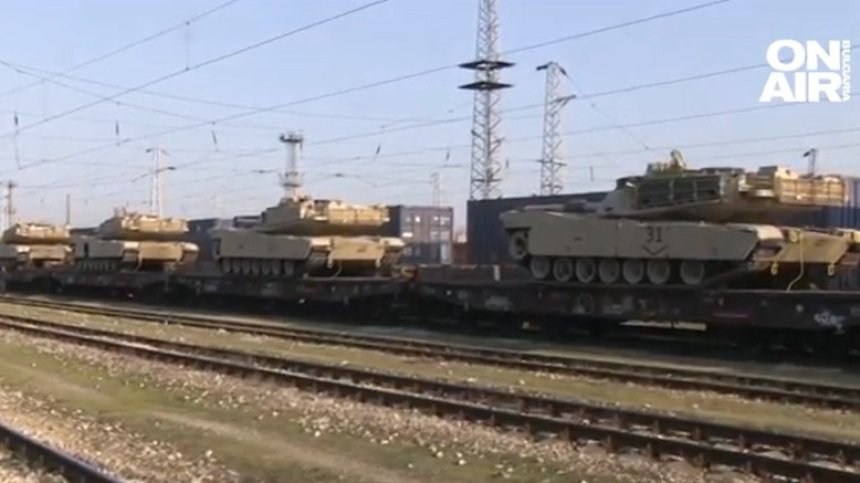 Американски танкове преминаха по жп линията в Русе