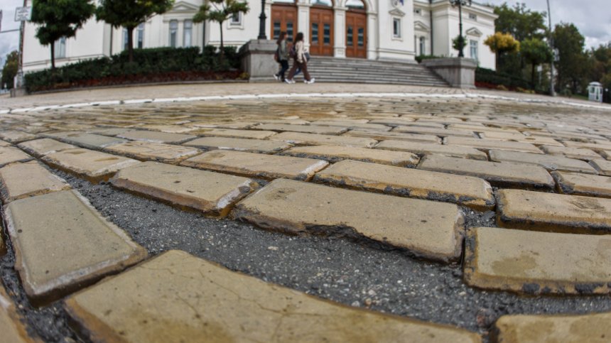 Фирмата изпълнител ще пренареди паветата, хората смятат ремонта за некачествен