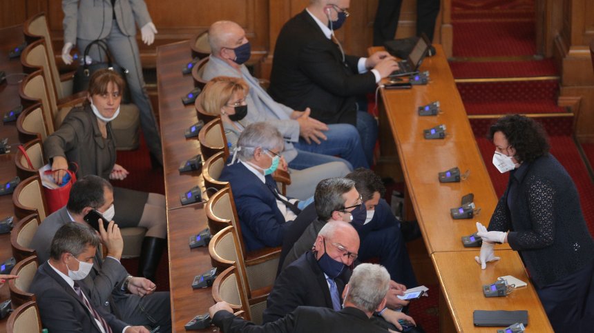 НС прие на първо четене намаляването на ДДС за ресторантите и книгите