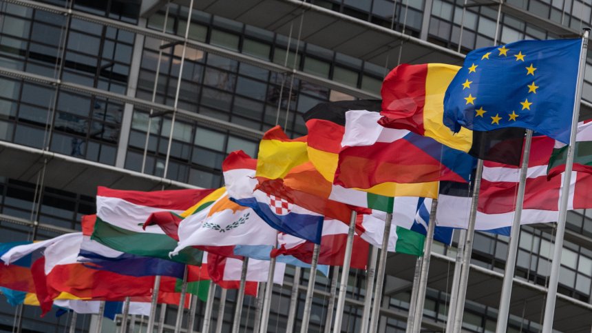 Европарламентът иска регулиране на онлайн платформите