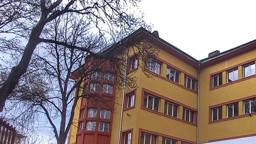 Ученичка се яви в клас с посинено око, арестуваха майка ѝ